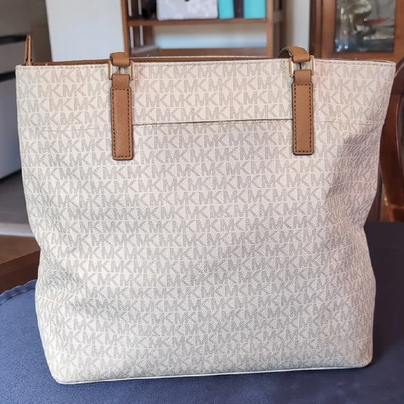 Michael Kors Cream and Brown Tote Bag with Signature Charm - Picture 3 of 17